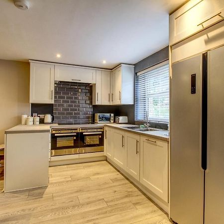 6 Dbl Bed, Central Huddersfield House Inc Parking Buitenkant foto