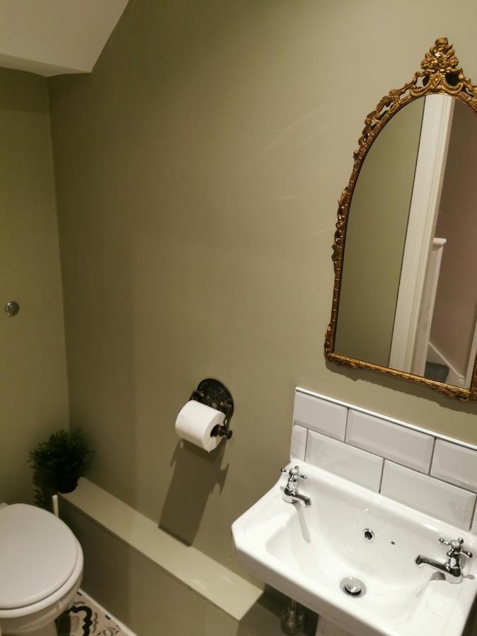 6 Dbl Bed, Central Huddersfield House Inc Parking Buitenkant foto
