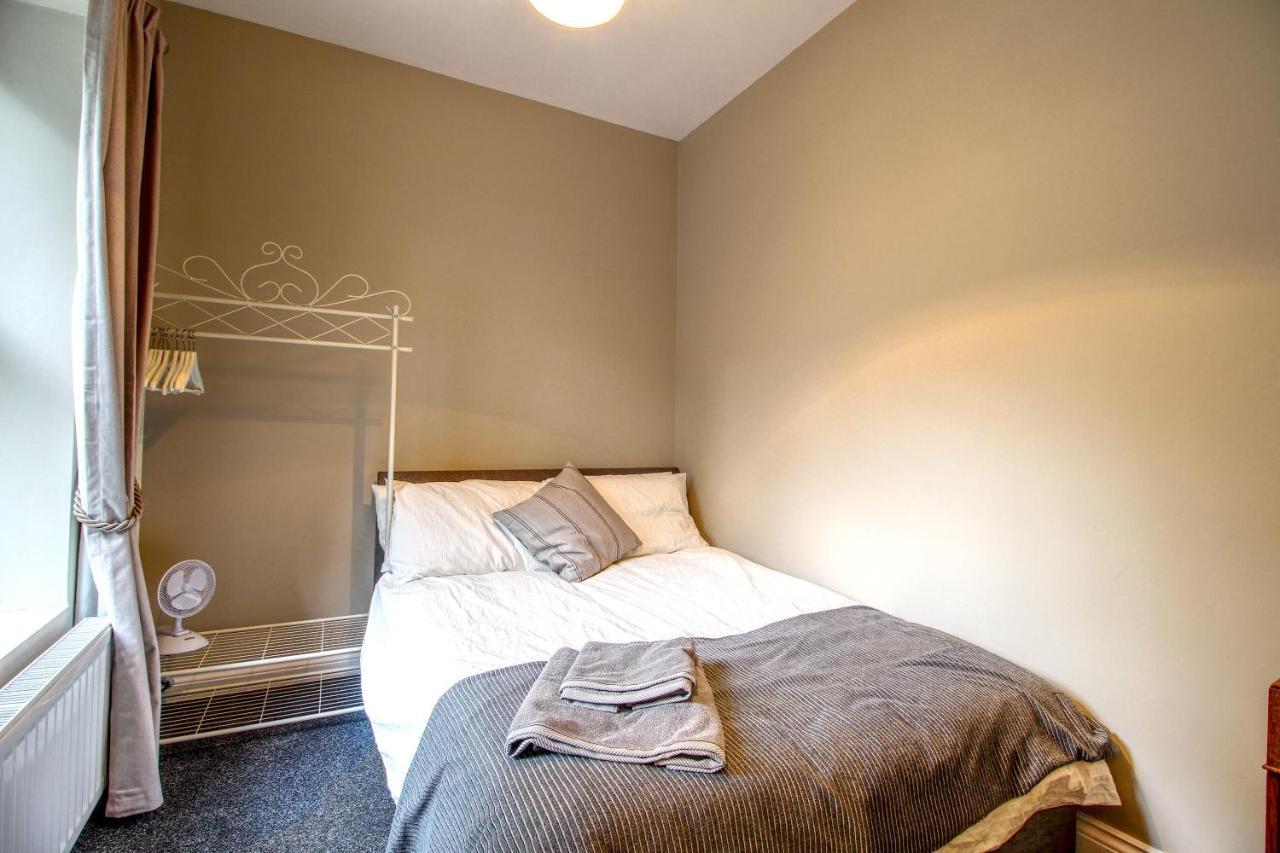 6 Dbl Bed, Central Huddersfield House Inc Parking Buitenkant foto