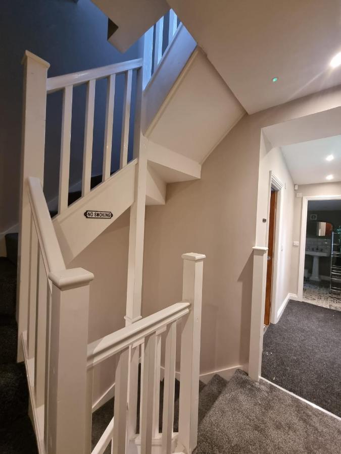 6 Dbl Bed, Central Huddersfield House Inc Parking Buitenkant foto