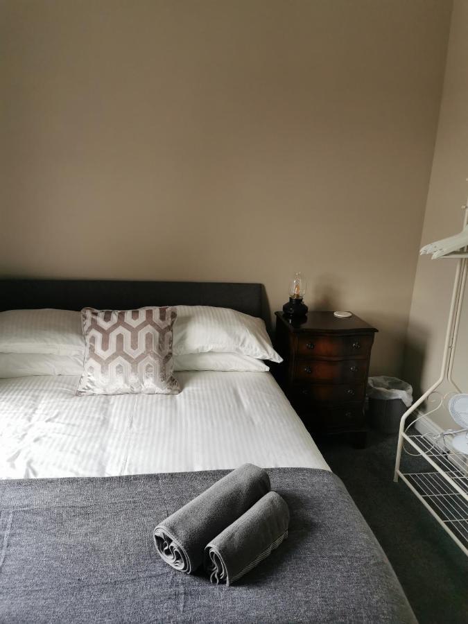 6 Dbl Bed, Central Huddersfield House Inc Parking Buitenkant foto