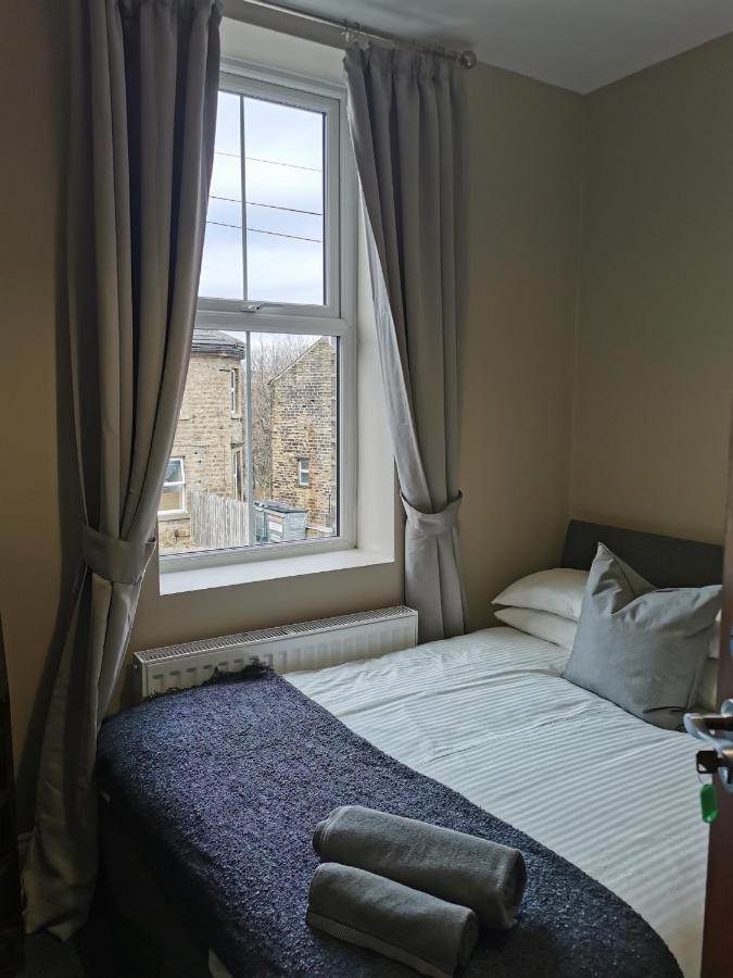 6 Dbl Bed, Central Huddersfield House Inc Parking Buitenkant foto