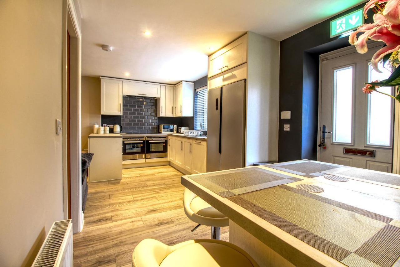 6 Dbl Bed, Central Huddersfield House Inc Parking Buitenkant foto