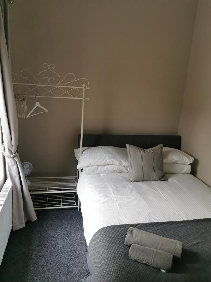 6 Dbl Bed, Central Huddersfield House Inc Parking Buitenkant foto