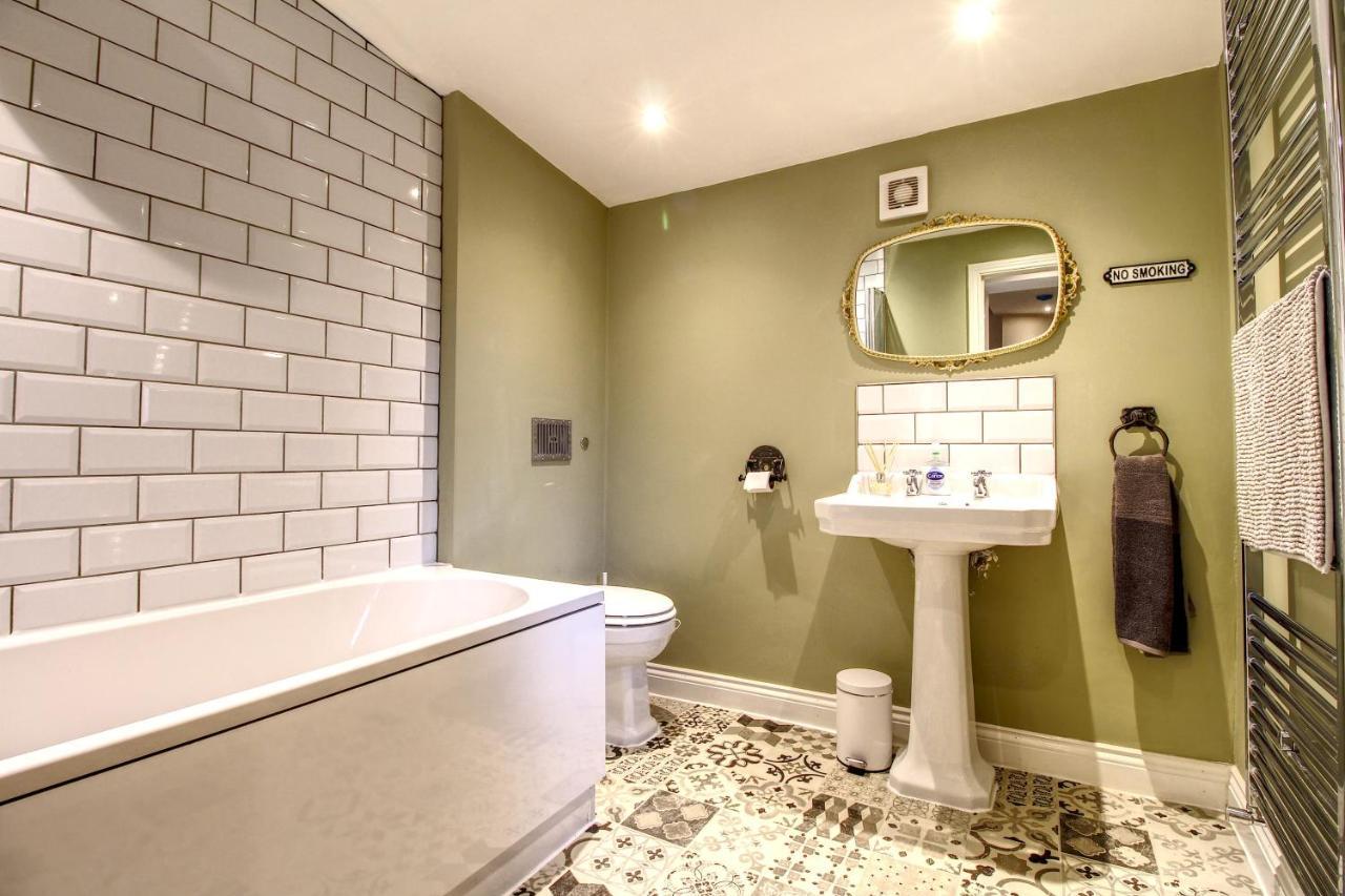 6 Dbl Bed, Central Huddersfield House Inc Parking Buitenkant foto